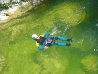  barranquista dejándose flotar 